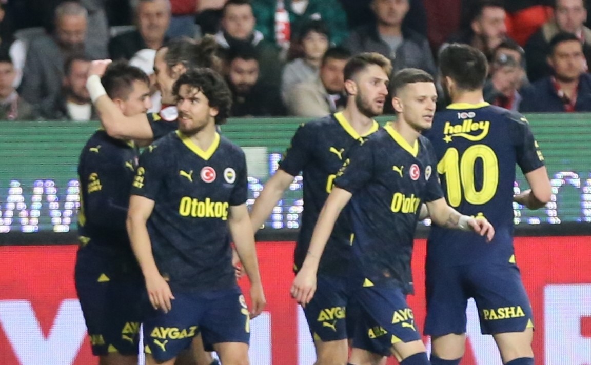 Fenerbahçe deplasmanda Antalyaspor u 2 golle yendi Önce Vatan Gazetesi