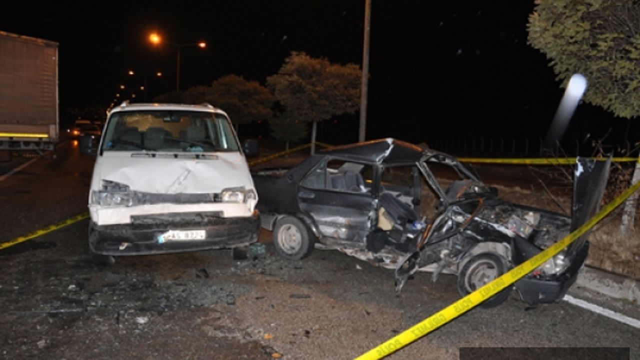 Kırşehir’de otomobil ile minibüs çarpıştı: 2 ölü