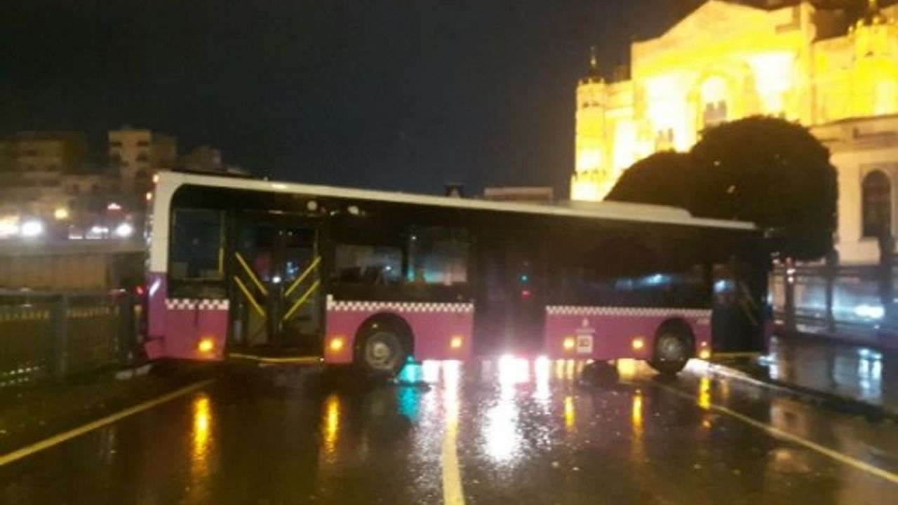 Fatih'te özel halk otobüsü bariyerlere çarptı