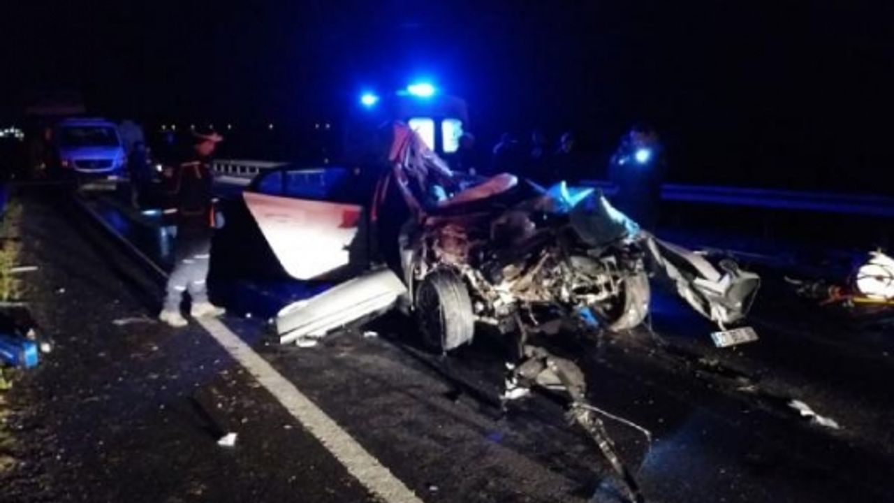 İki TIR'a çarpan otomobilin sürücüsü öldü