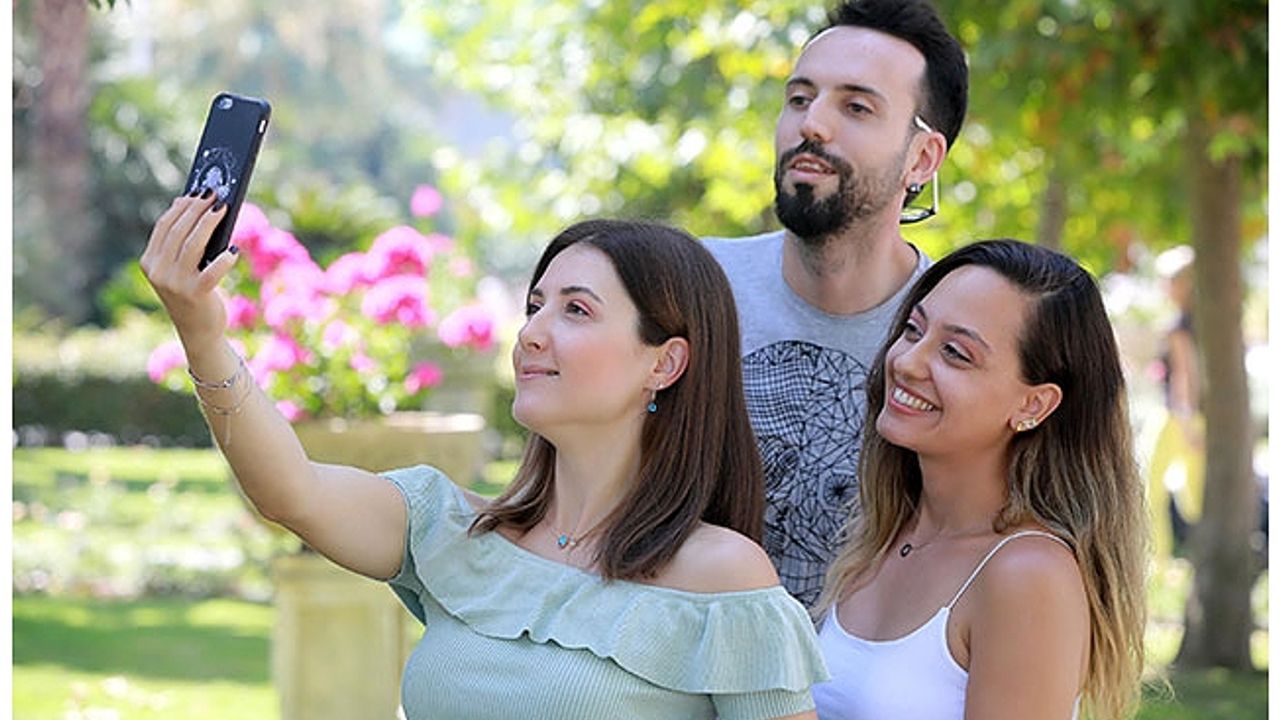 Tez çalışması için Instagram'ı inceledi...