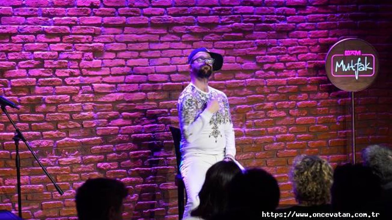 İşitme engellilerin stand up gösterisine yoğun ilgi gösterildi