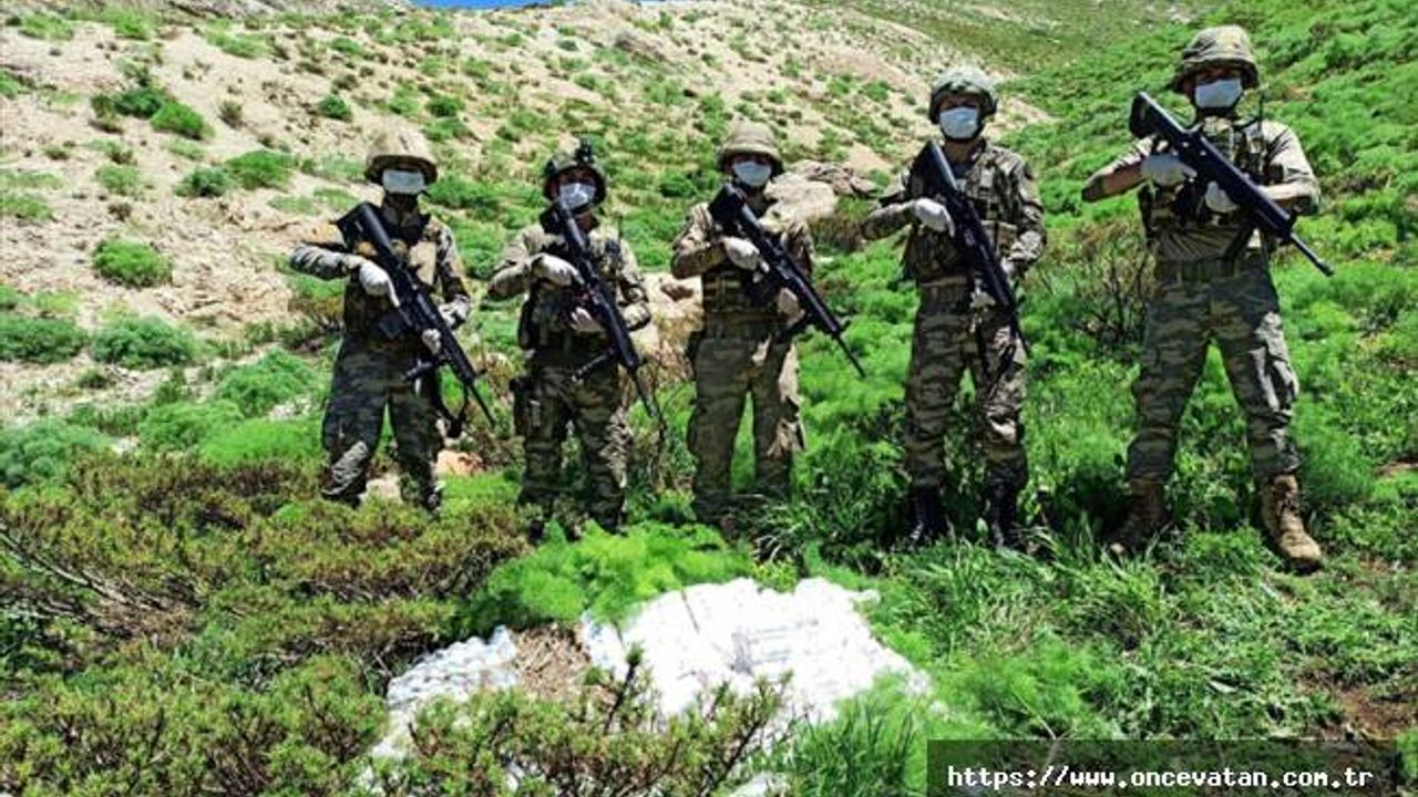 Sınır hatlarında, kaçak silah ve uyuşturucu ele geçirildi