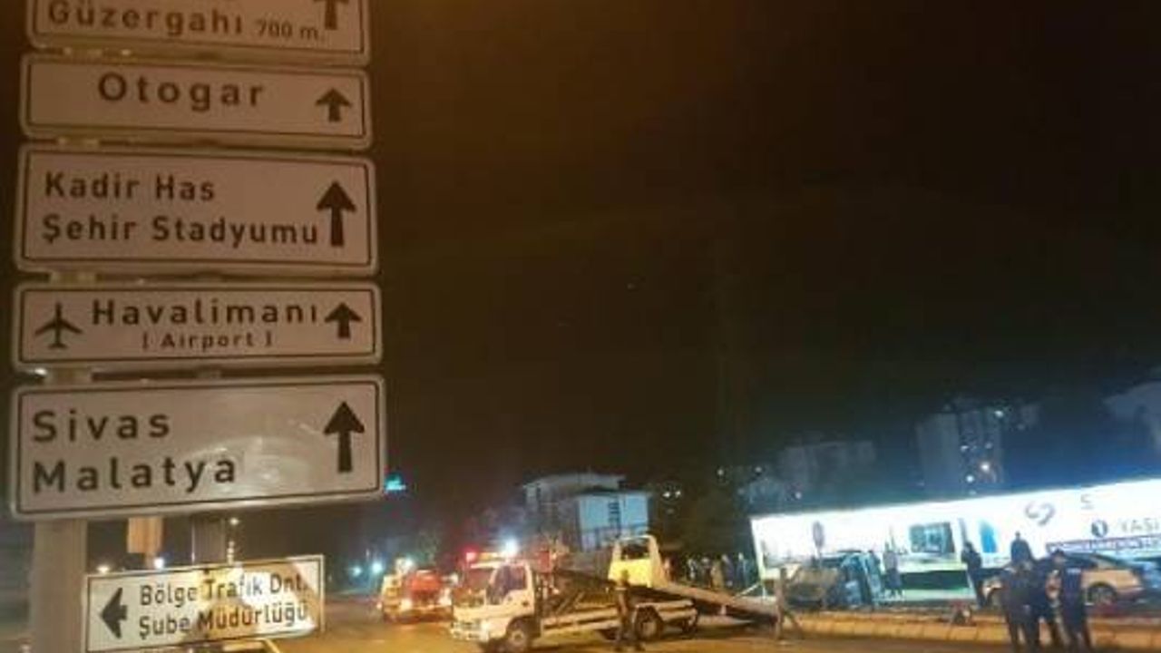 Kayseri'de otomobil ile hafif ticari araç çarpıştı: 1 ölü, 5 yaralı