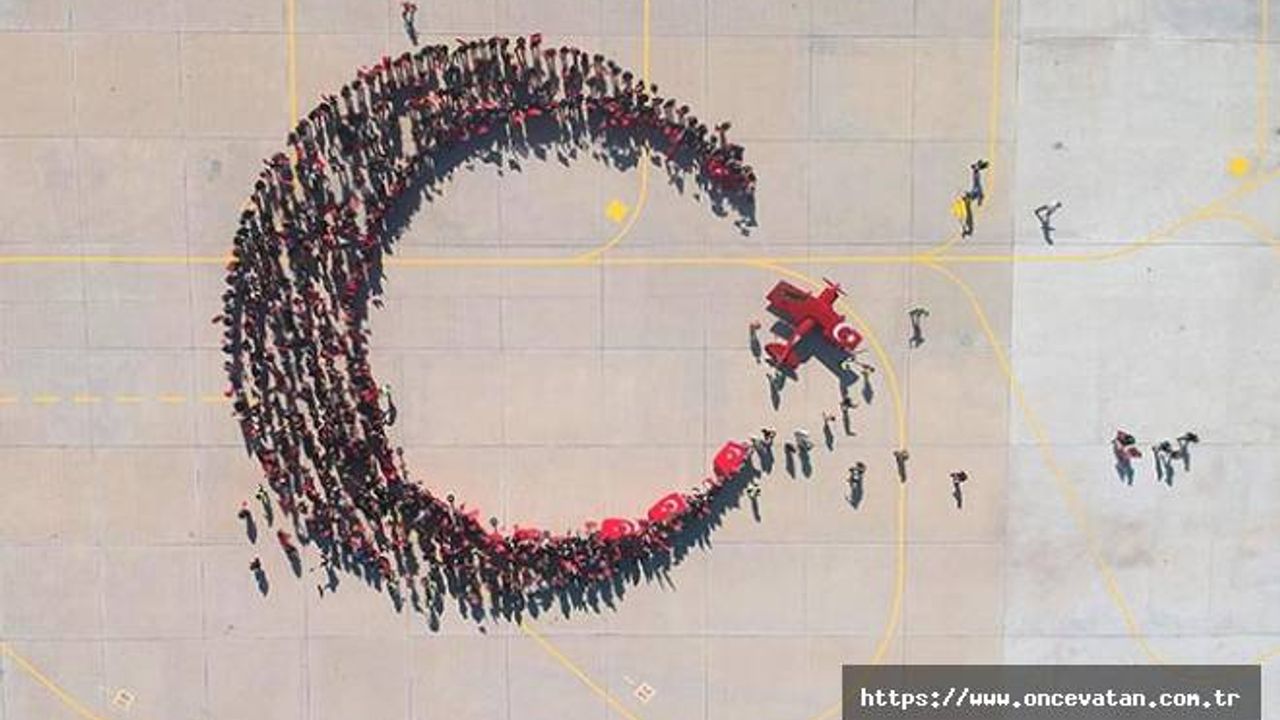 29 Ekim'e özel koreografi; 1000 kişi hilal oldu, akrobasi uçağı yıldız