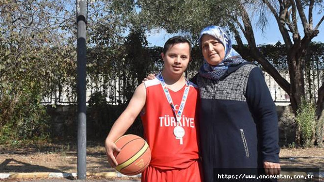 Down sendromlu milli basketbolcu Yunus Emre, annesinin desteğiyle başarıya koşuyor