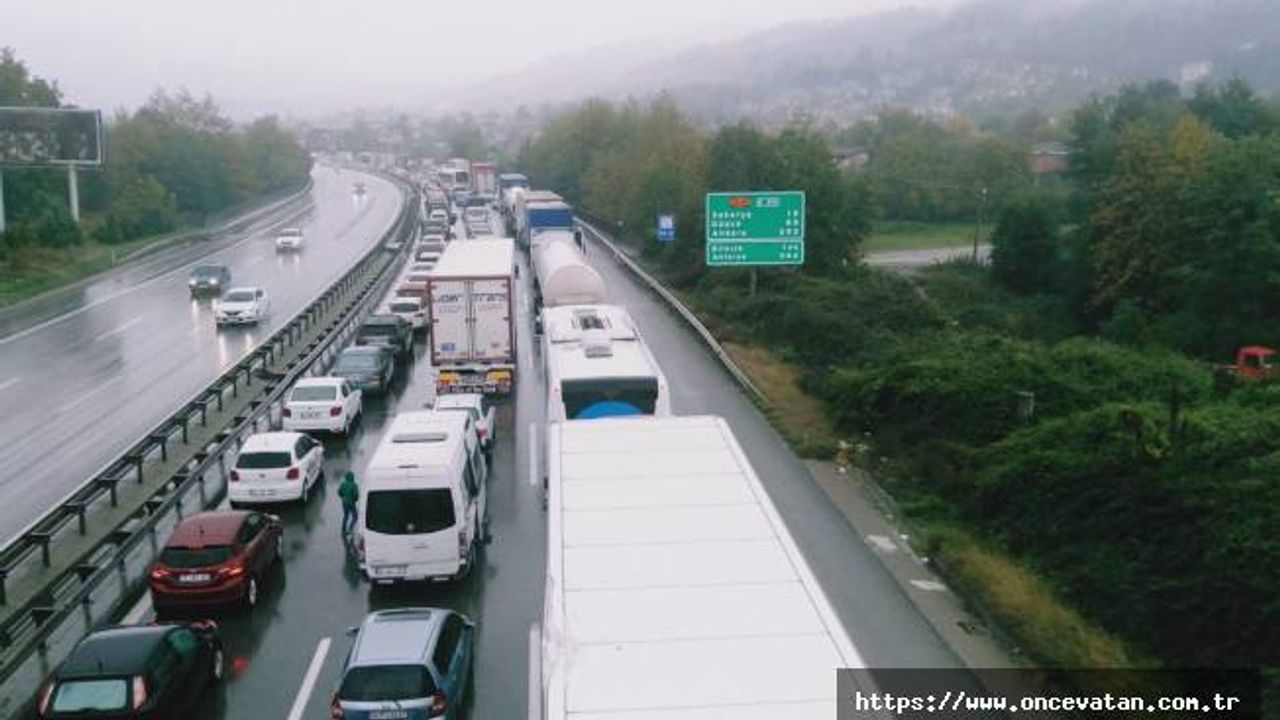 Sakarya'da 27 araçlı zincirleme kazalar: 3'ü ağır 17 yaralı