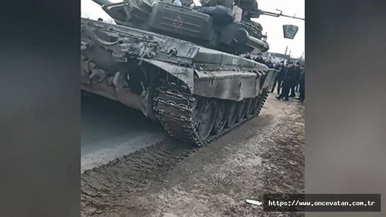 Ukrayna’da silahlanan siviller, Rus tankını durdurdu