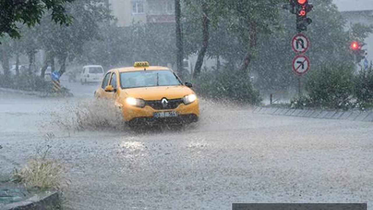Çorlu'da sağanak; eğitim uçuşları iptal edildi
