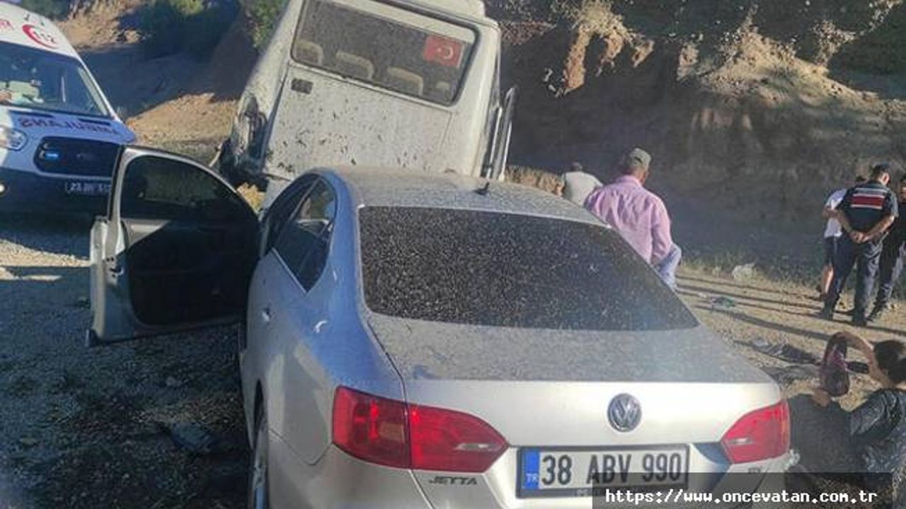 Elazığ'da otomobil, minibüse çarptı: 11 yaralı