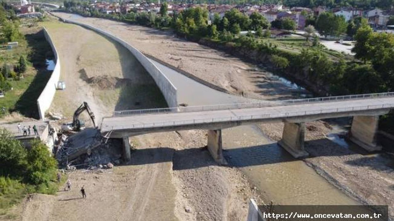 Selde zarar gören köprü yıkılıyor