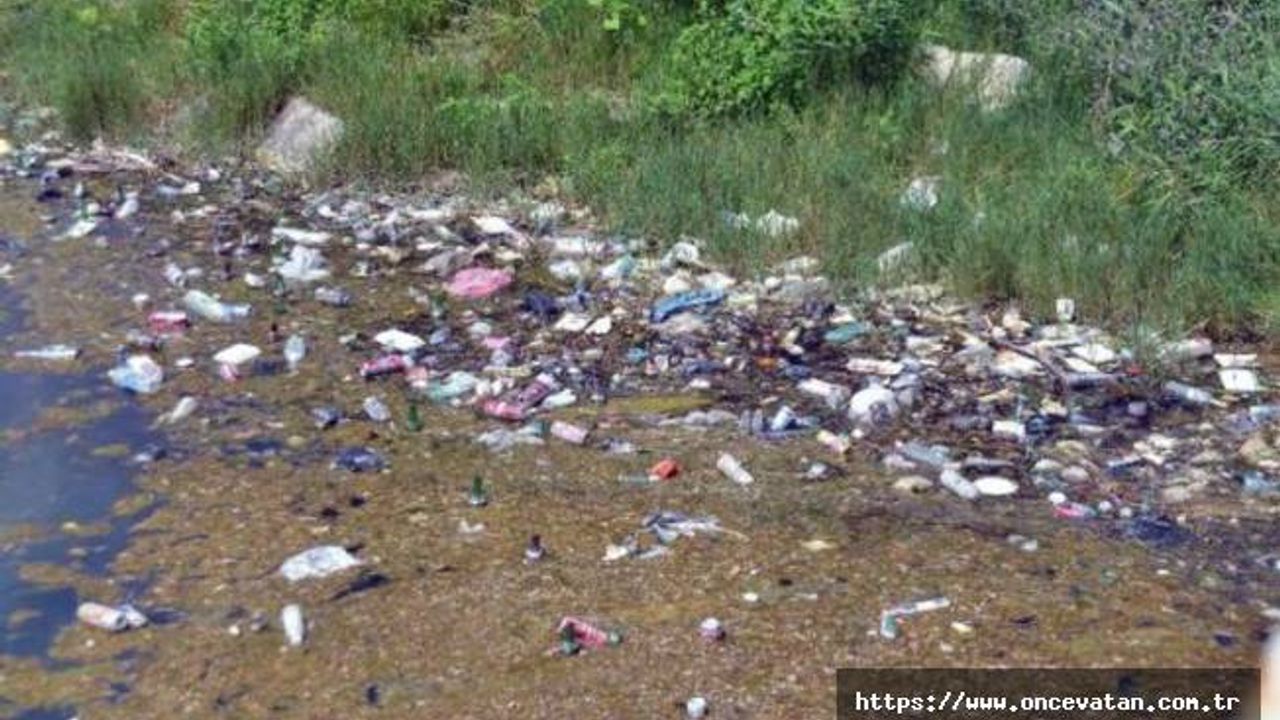Seyhan Nehri, plastik, metal ve cam atıklarla çöplüğe döndü