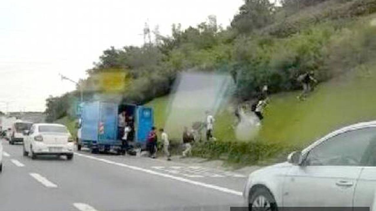 TEM'de kamyonet bozuldu; kaçak göçmenler koşarak kaçtı