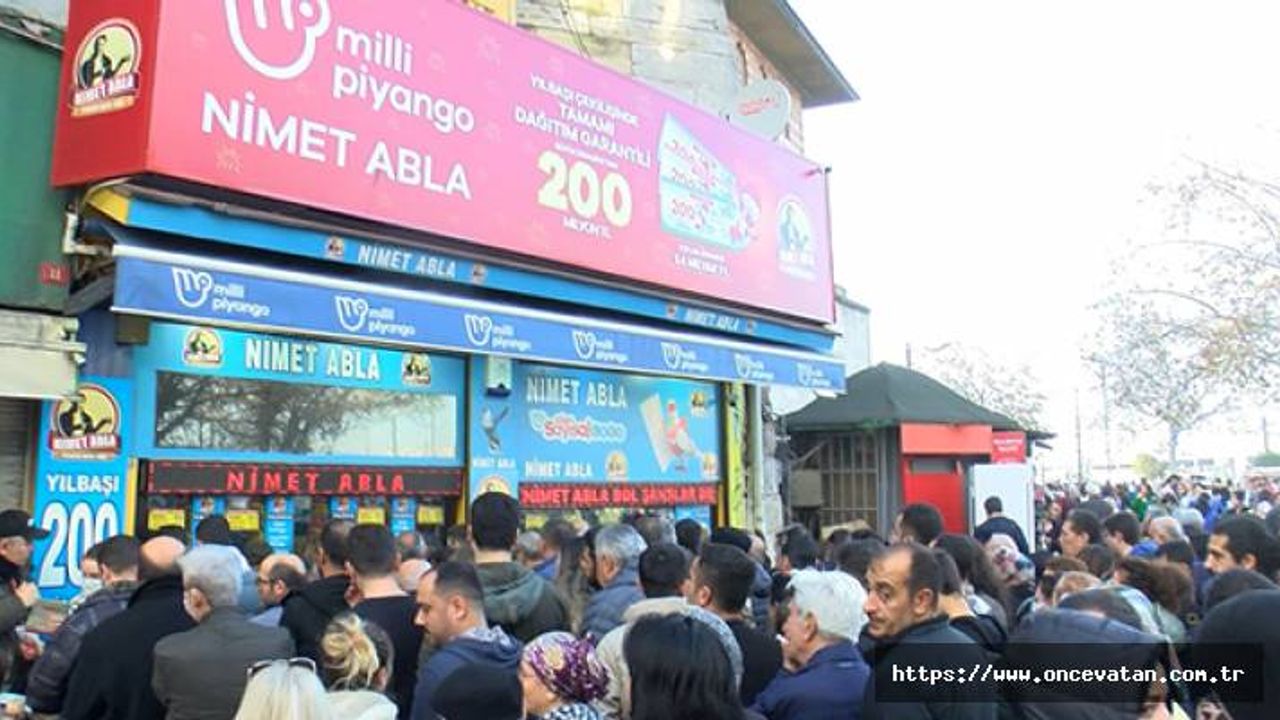 200 milyon liralık büyük ikramiye için Eminönü’nde bilet kuyruğu 