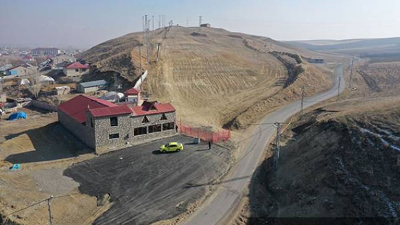Metrelerce karla özdeşleşen Ovacık ve Ağrı'daki kayak merkezleri sezonu açamadı