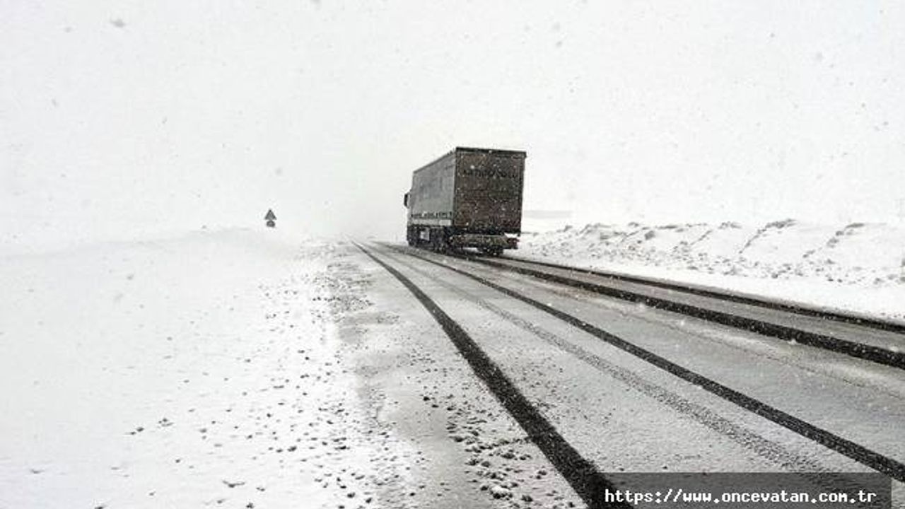 Ardahan-Şavşat kara yolu kar nedeniyle ağır tonajlı araç geçişine kapatıldı