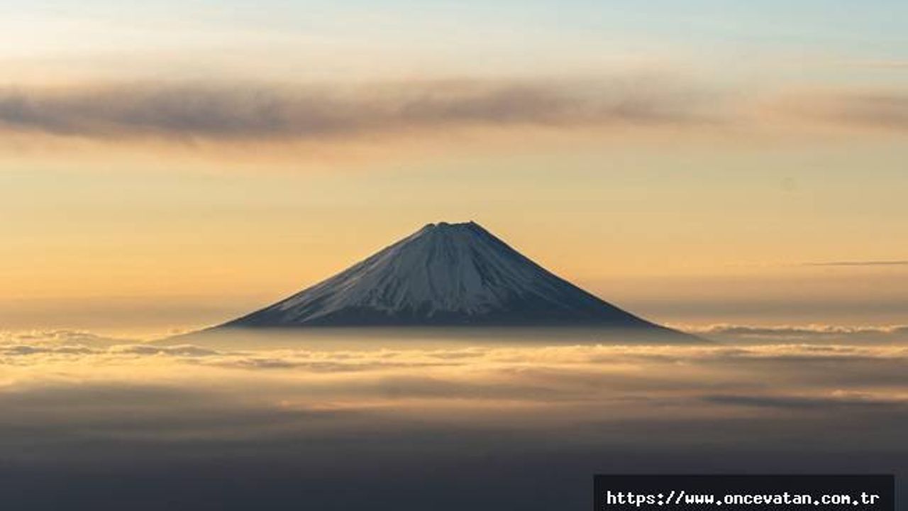 Japonya'da aktif yanardağ Fuji'nin patlaması halinde halktan yürüyerek kaçmaları istenecek