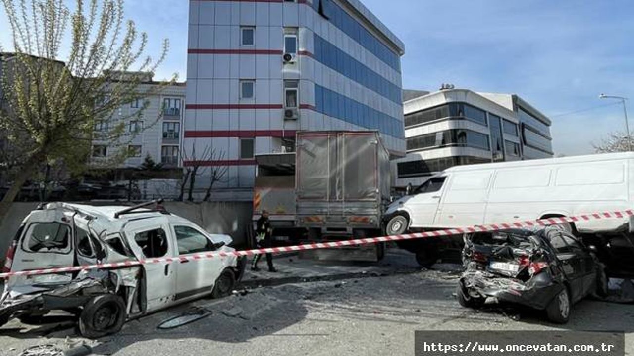 Bağcılar'da kontrolden çıkan kamyon 6 araca çarparak durdu