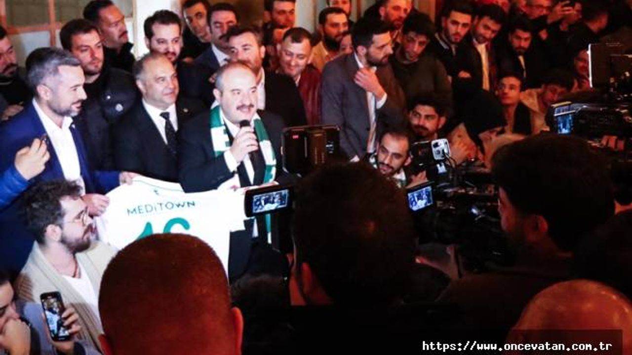 Bakan Varank, Bursa'da gençlerle sahurda bir araya geldi