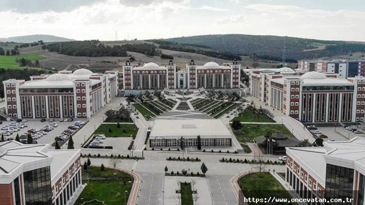 Çevre odaklı çalışmalar yürüten üniversitenin yerleşkesinde elektrikli araç şarj istasyonu kuruldu