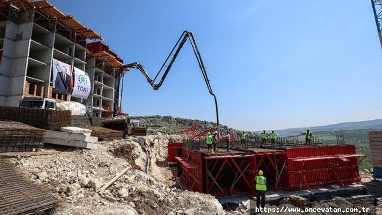 Depremin etkilediği Hatay'da temeli atılan konutların inşaatı devam ediyor