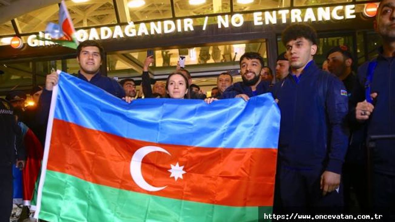 Ermenistan'daki bayrak yakma provokasyonunun ardından Azerbaycanlı halterciler Bakü'ye döndü