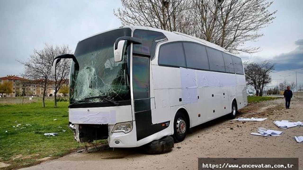 Eskişehir'de yolcu otobüsünün bariyere çarpması sonucu 17 kişi yaralandı
