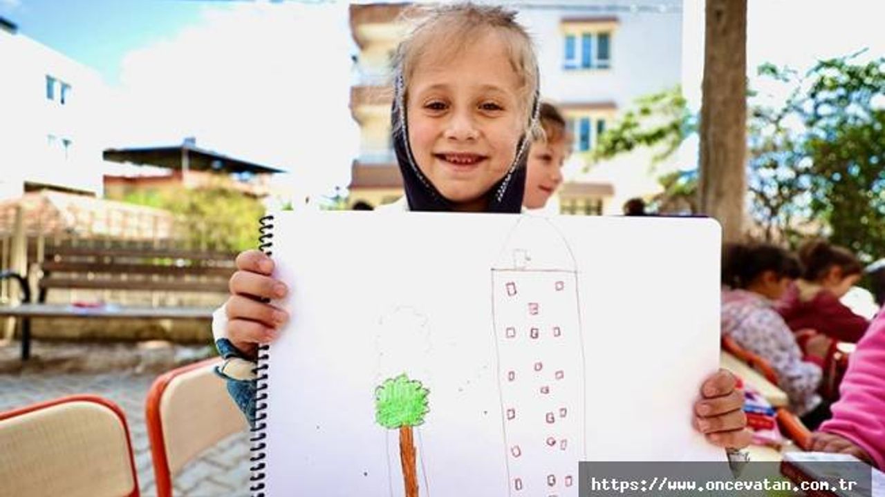 Hatay'da çocuklar depremin yıktığı evlerini ve hayallerini resmetti