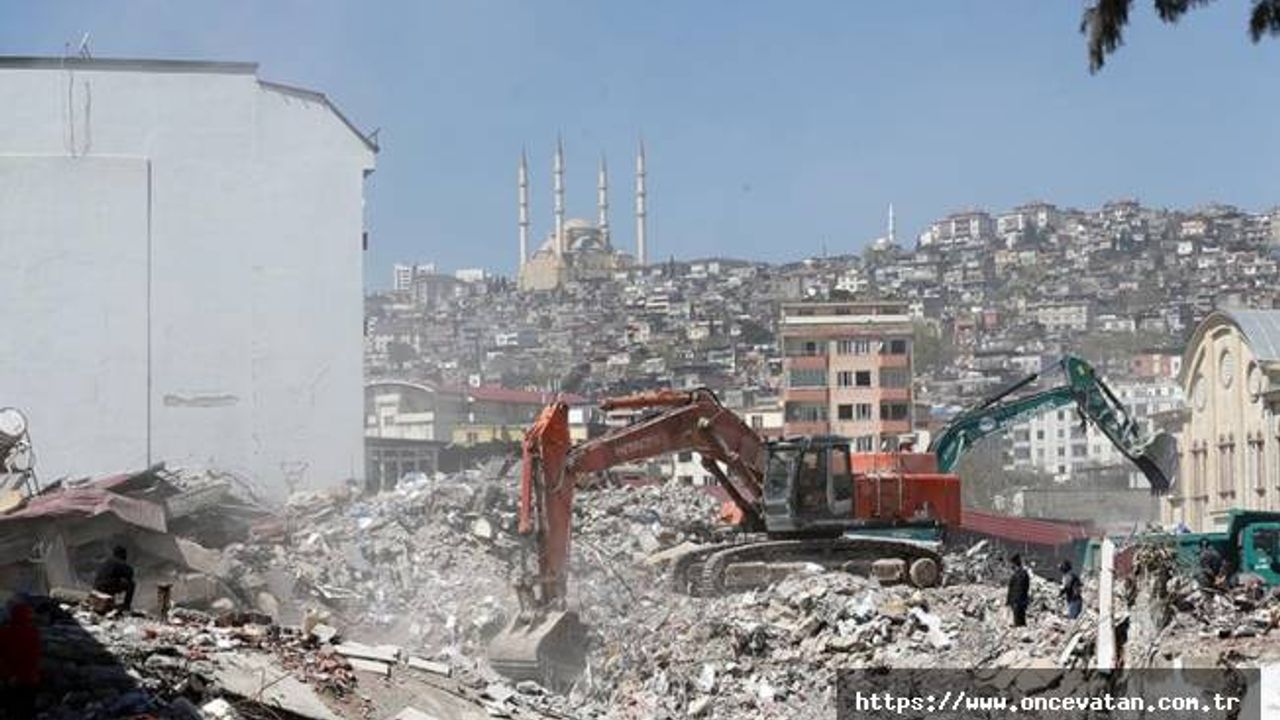 Kahramanmaraş'ta bina yıkım ve enkaz kaldırma çalışmaları 18 mahallede devam ediyor
