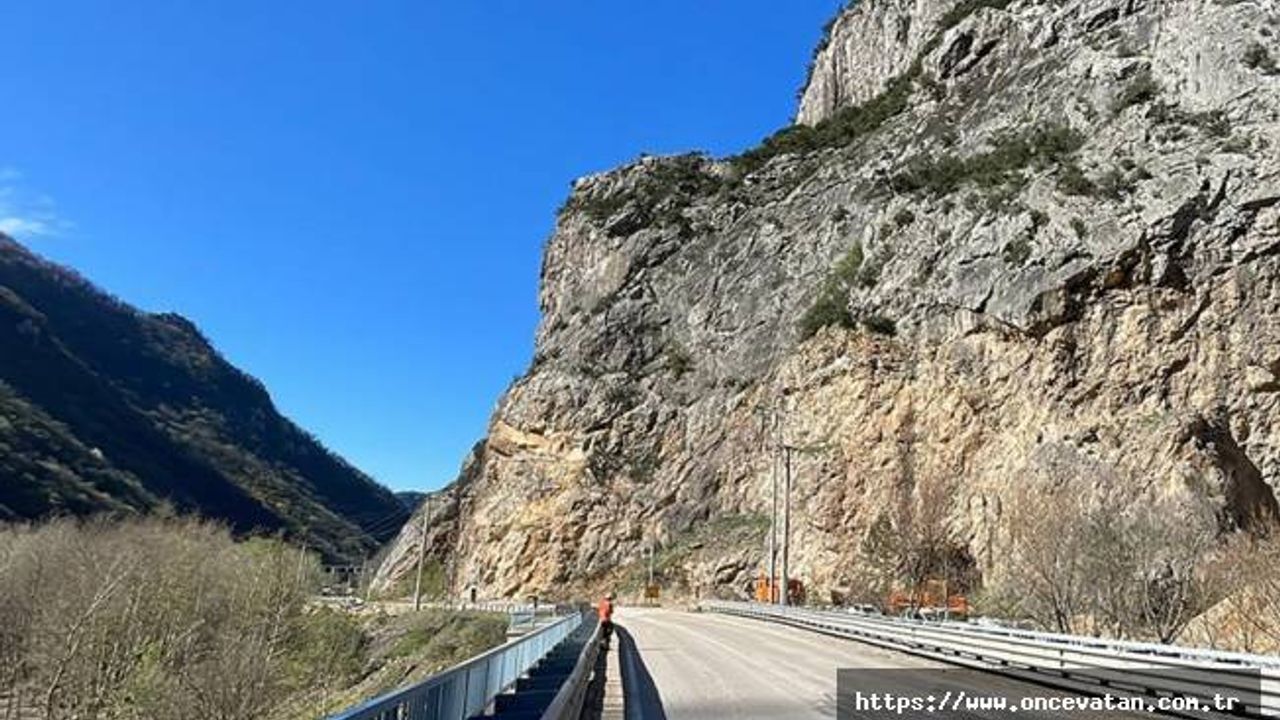 Karabük'te "örümcek adamlar" yamaçlarda kaya temizliği yaptı