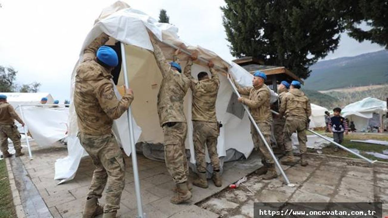 Komandolar deprem bölgesinde yaraları sarıyor