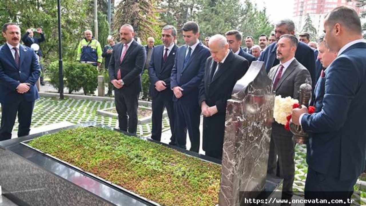 MHP Genel Başkanı Bahçeli, Alparslan Türkeş'in kabrini ziyaret etti