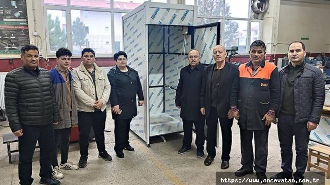 Sakarya'da meslek liseliler deprem bölgesi için duşakabin üretti