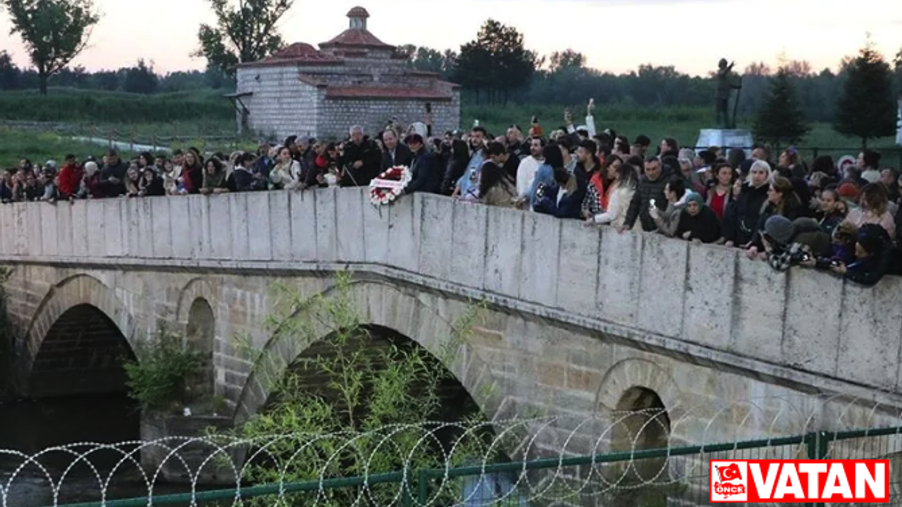 Edirne'de gün aydınlanırken dileklerin yazılı olduğu kağıtlar Tunca Nehri'ne bırakıldı