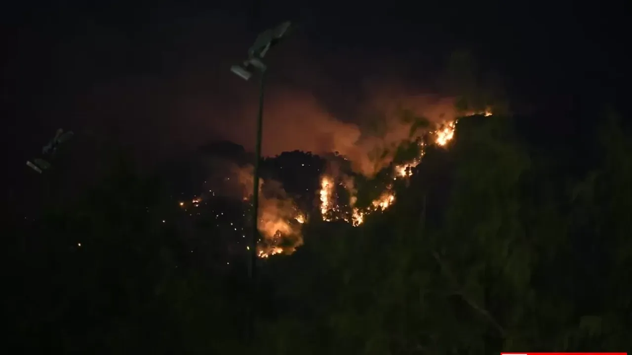 Kemer'deki orman yangınında gece görüşlü helikopterler müdahaleye başladı