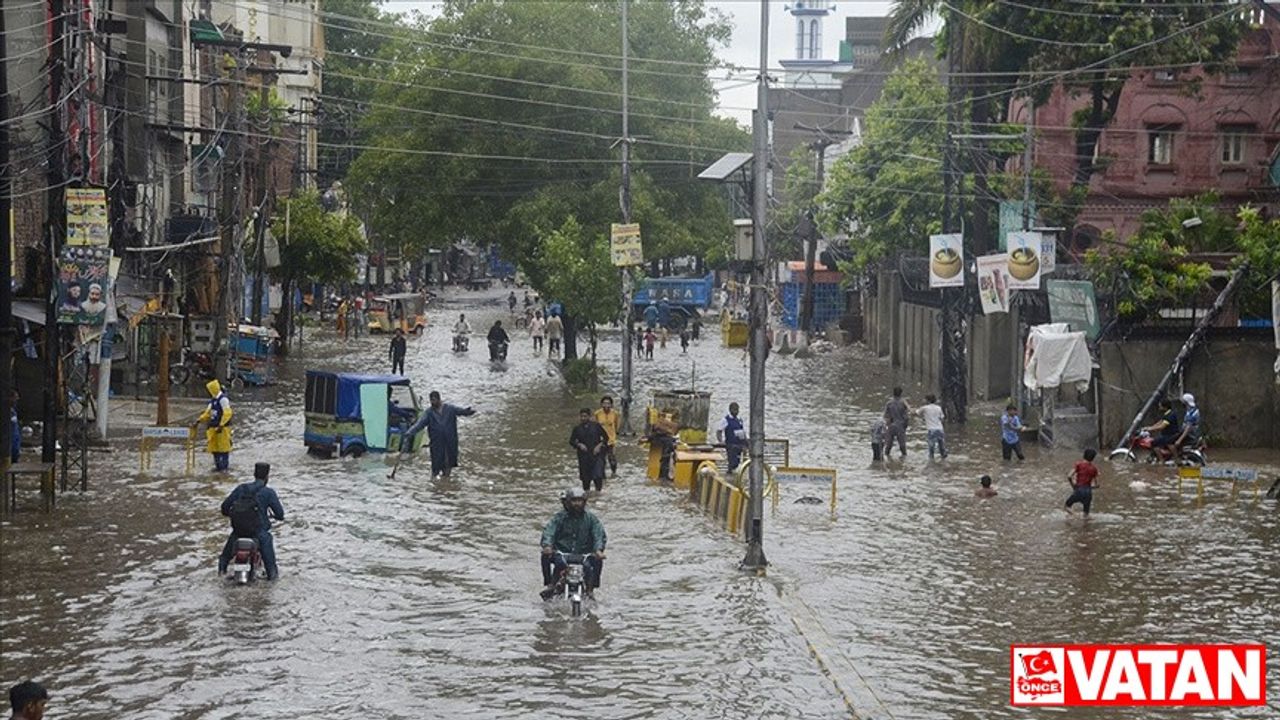 Pakistan'da selin vurduğu bölgelerden tahliye edilenlerin sayısı 14 bin oldu