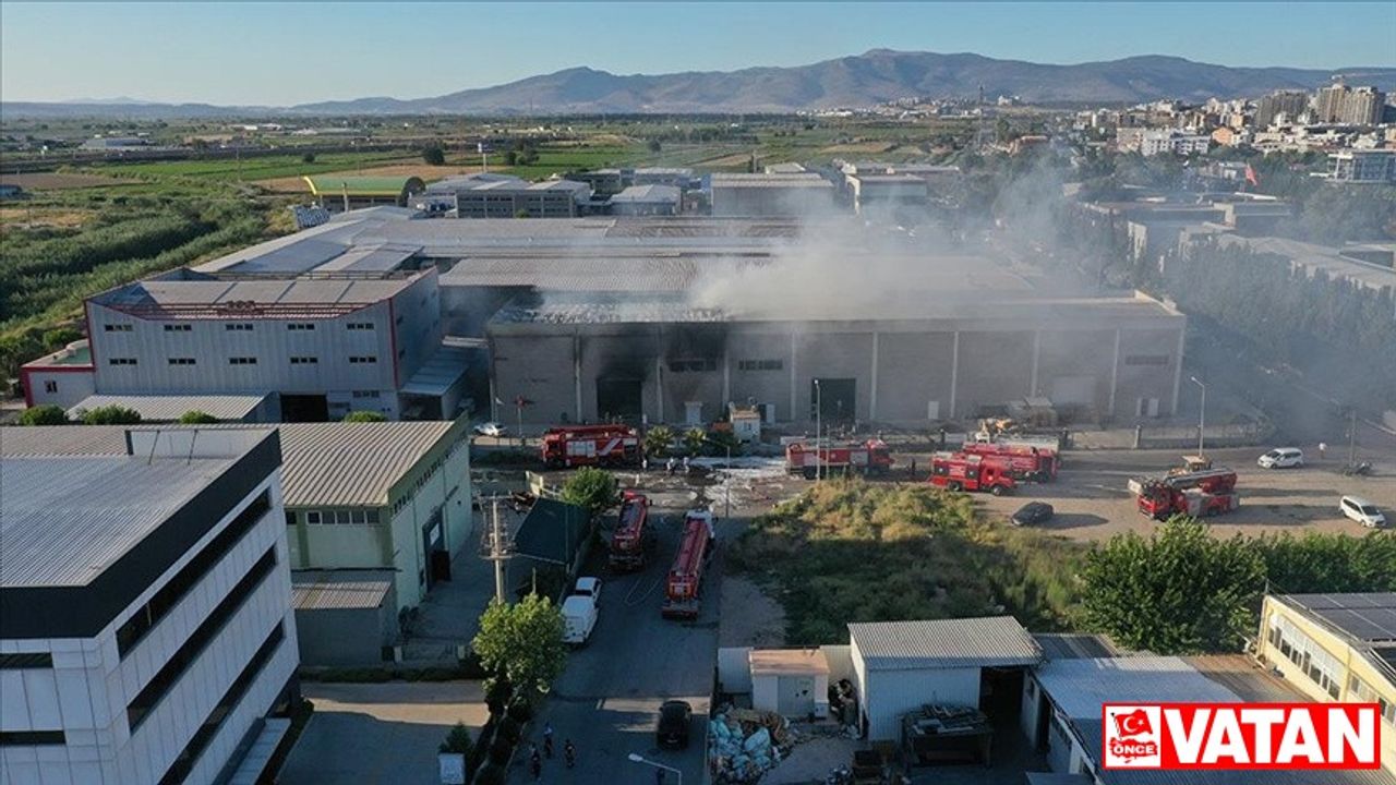 İzmir'de geri dönüşüm fabrikasında çıkan yangın hasara neden oldu