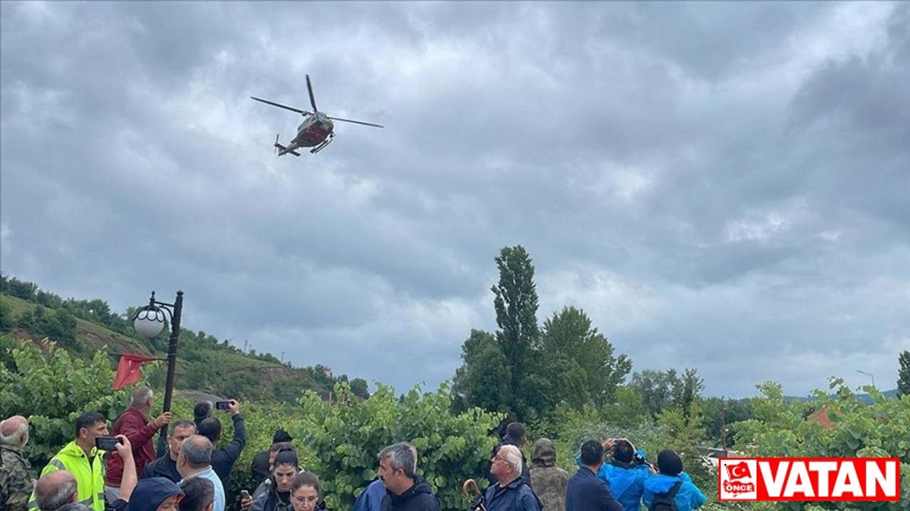 Bartın'da sel nedeniyle sanayi sitesinde mahsur kalan işçiler helikopterle tahliye ediliyor