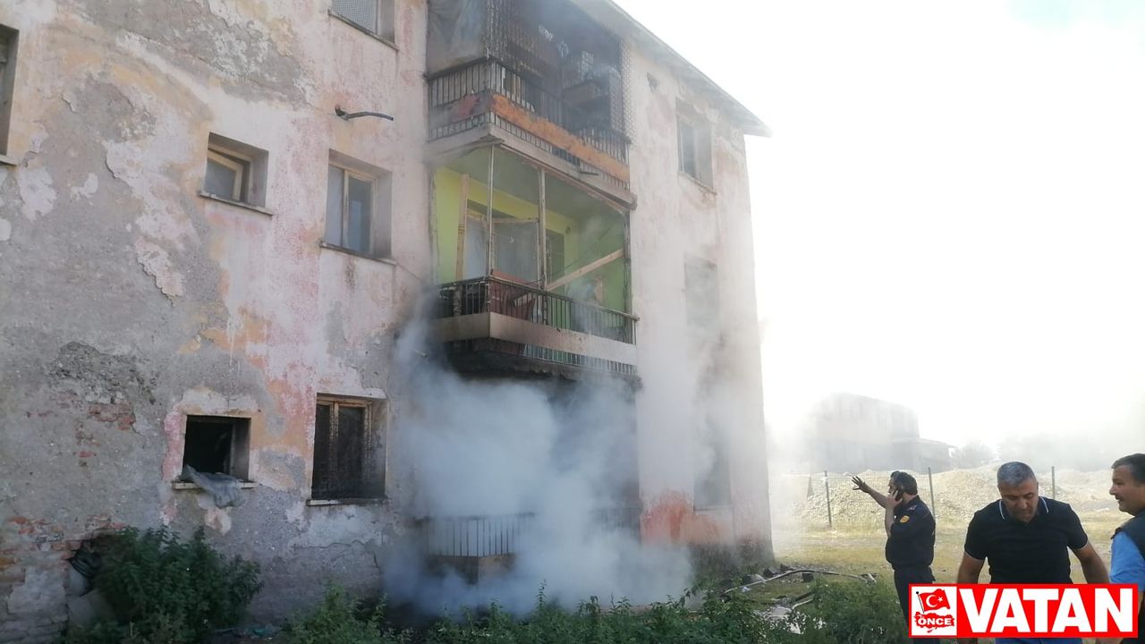 Kars'ta çıkan yangında evlerinde mahsur kalan anne ile 2 çocuğu kurtarıldı