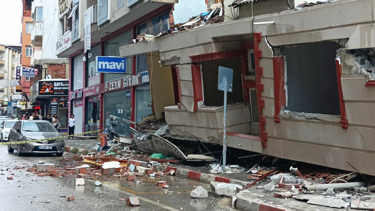 Hatay'da depremlerde hasar alan iki katlı bina çöktü
