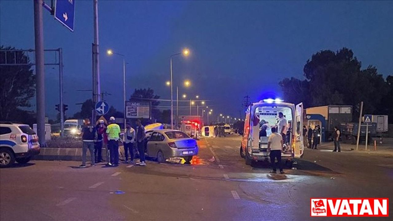 Ağrı'da minibüsle otomobil çarpıştı, 1 bebek öldü, 16 kişi yaralandı