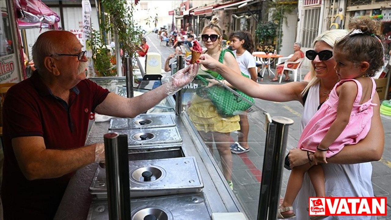 İzmirli dondurmacı Arif dede, bedava dondurmayla çocukları sevindiriyor