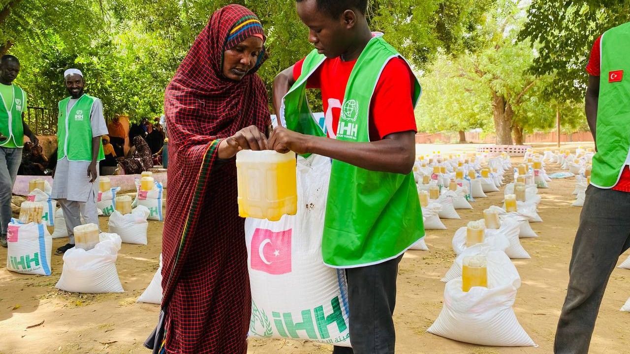İHH, Sudan'a 30 konteynerlik yardım malzemesi gönderdi