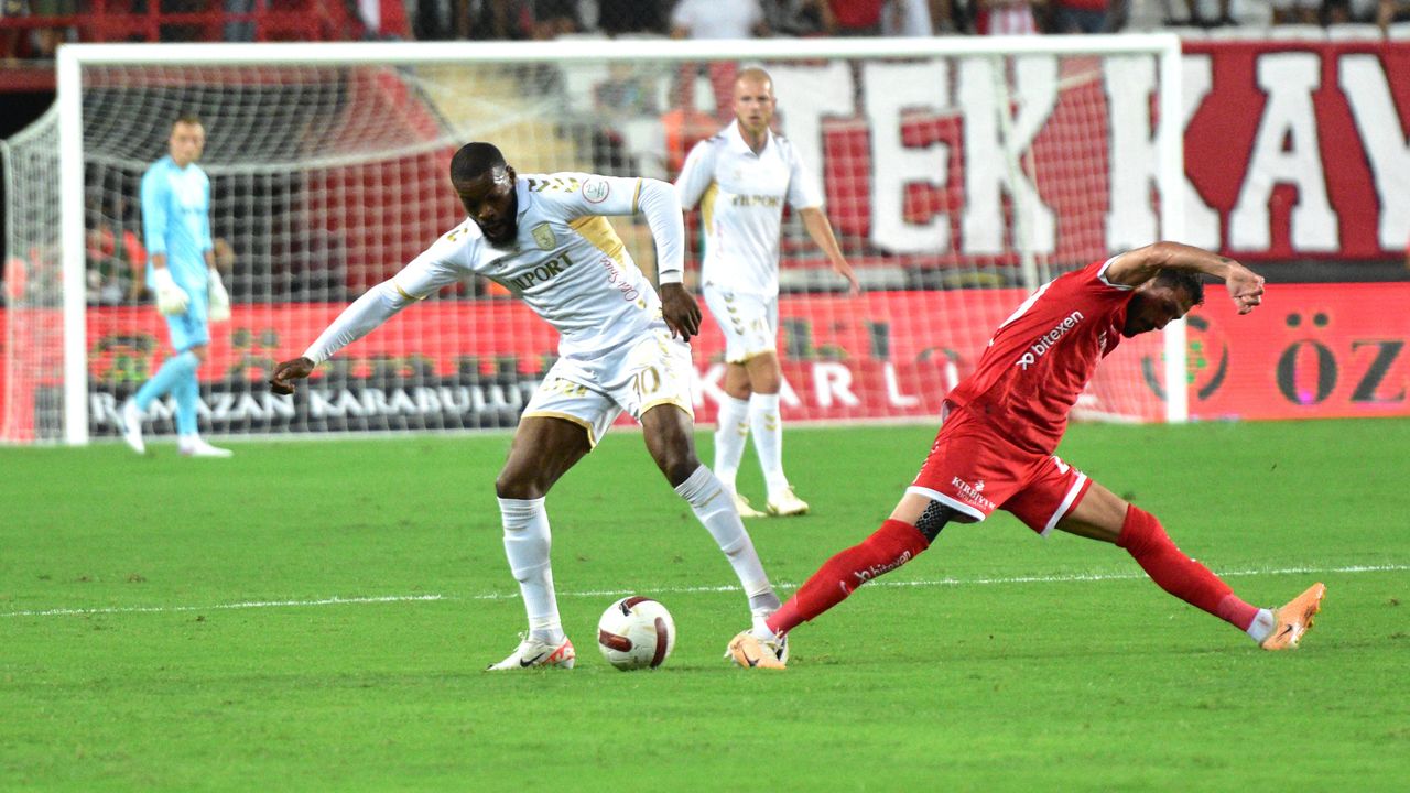 Antalyaspor evinde Yılport Samsunspor'u 2 golle yendi