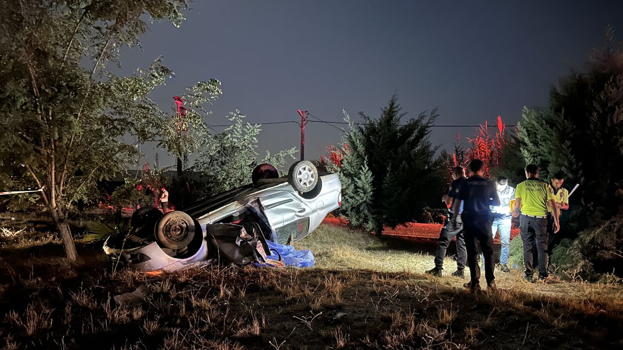 Antalya'da refüje çarparak devrilen otomobilin sürücüsü öldü
