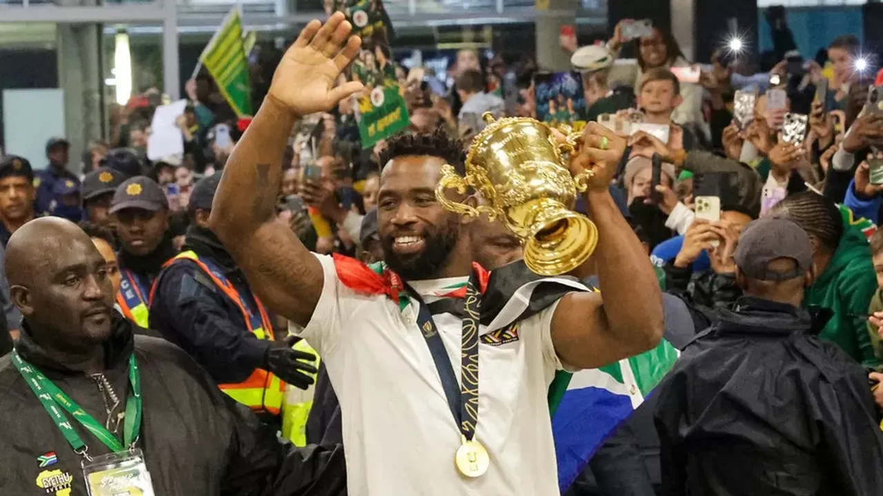 Güney Afrika'nın Rugby Dünya Kupası şampiyonları kahramanlar tarafından karşılanıyor
