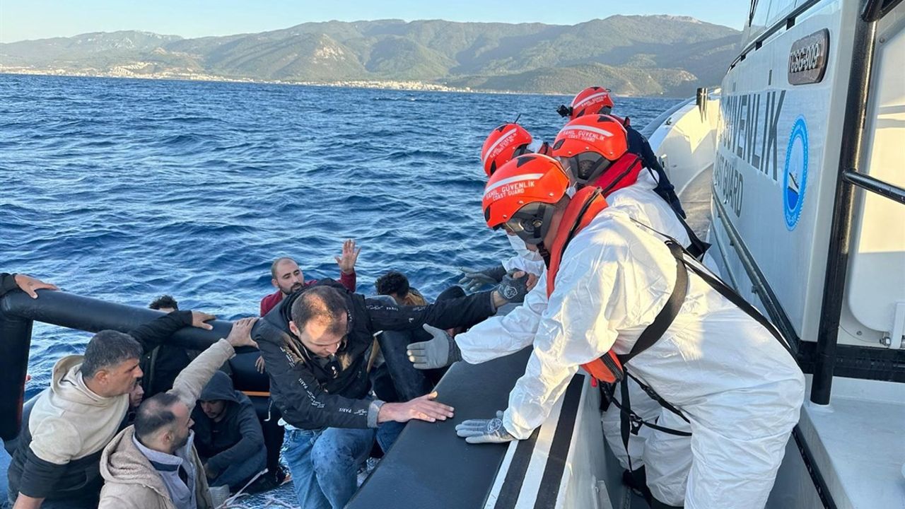 Kuşadası açıklarında 43 düzensiz göçmen kurtarıldı