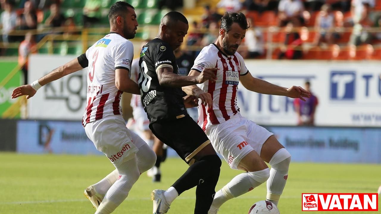 Sivasspor, deplasmanda Alanyaspor'u 2-1 yendi