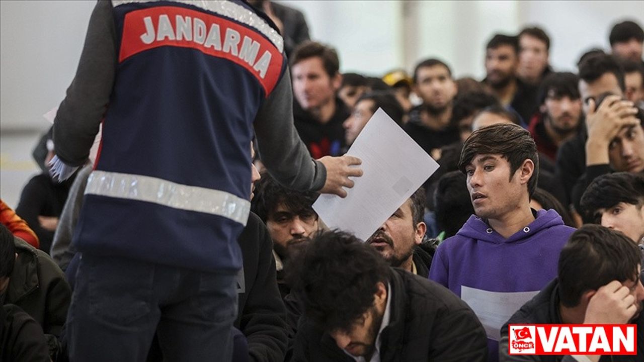 Ağrı’da tır dorsesinde 80 düzensiz göçmen yakalandı