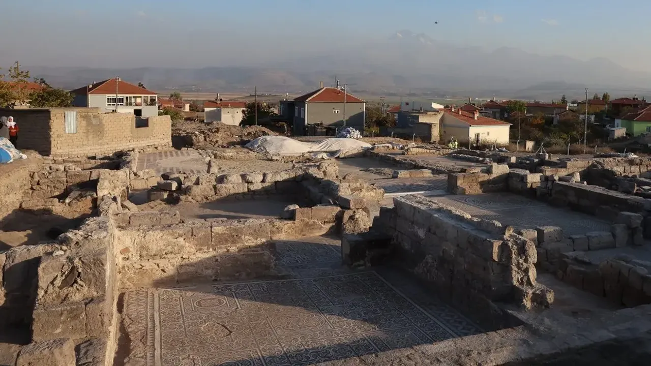 Sadogora antik kentinde dev mozaikler bulundu!
